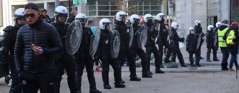 Image for Dai Gilet gialli a Extinction Rebellion: riflessioni sulla violenza della polizia