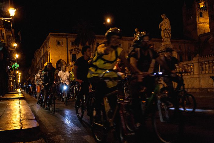 Image for Palermo di notte e in bici: in 500 per scoprire la città su due ruote