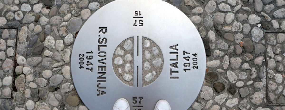 Image for Confini mutevoli tra "noi" e "loro"