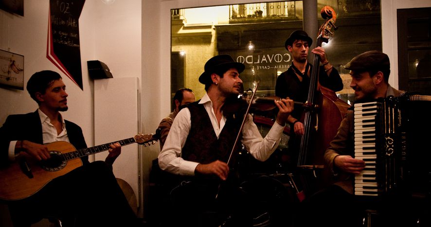 Image for Giacca, cappello e violino: la musica in viaggio dei Guappecarto'