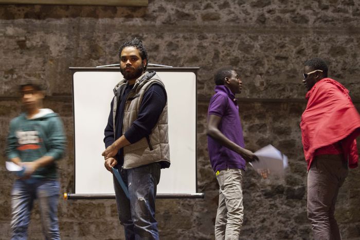 Image for Le storie dei migranti sono "Echi dalla lunga distanza"