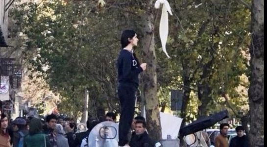 Image for [ita] Le donne si tolgono il velo contro il regime in Iran 