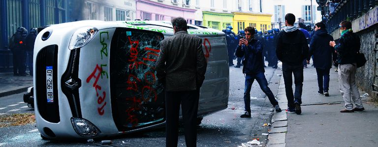 Image for Parigi brucia: il braccio di ferro continua