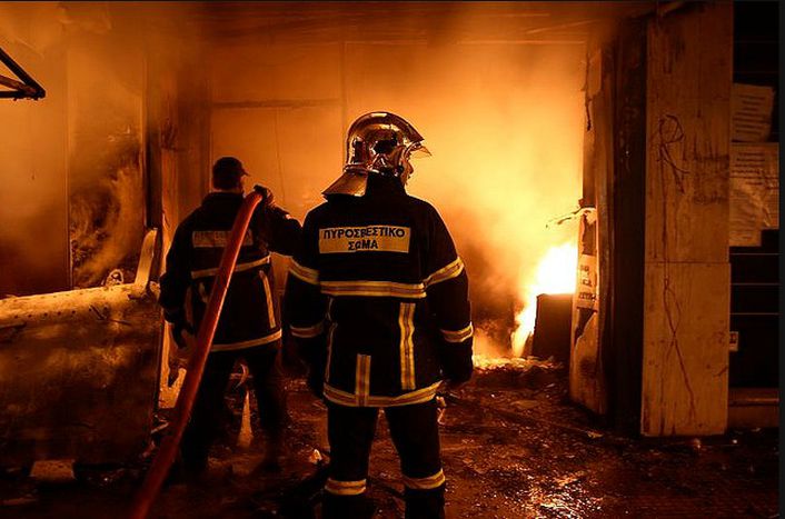 Image for L'austérité enflamme Athènes 