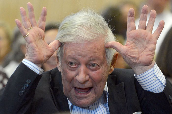 Image for Se apaga el último cigarrillo; muere Helmut Schmidt