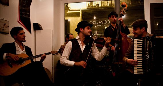 Image for Giacca, cappello e violino: la musica in viaggio dei Guappecarto'