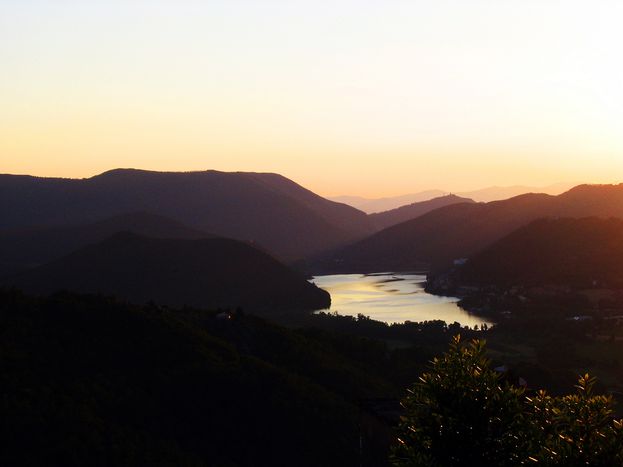 Image for Là dove risuona il bosco: a piedi lungo la via Francigena