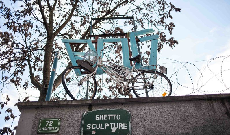 Image for Ljubljana : un squat hors la loi ouvre sa porte aux réfugiés 