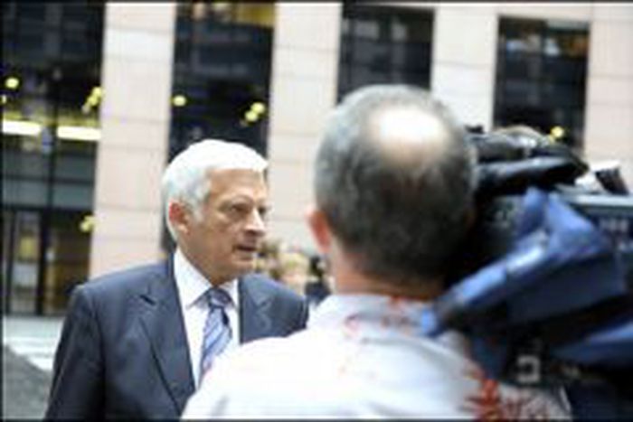 Image for Jerzy Buzek presidente: 555 votos a favor y 89 en contra. Reacciones de Dati (PPE), Lunacek (Los Verdes), Hoang Ngoc (PS)