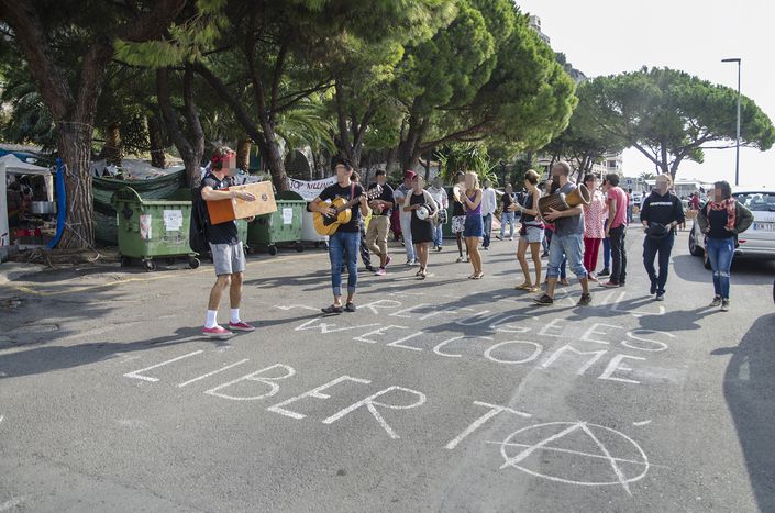 Image for Solidarietà contro i muri d'Europa: le vite sospese dei migranti in Italia