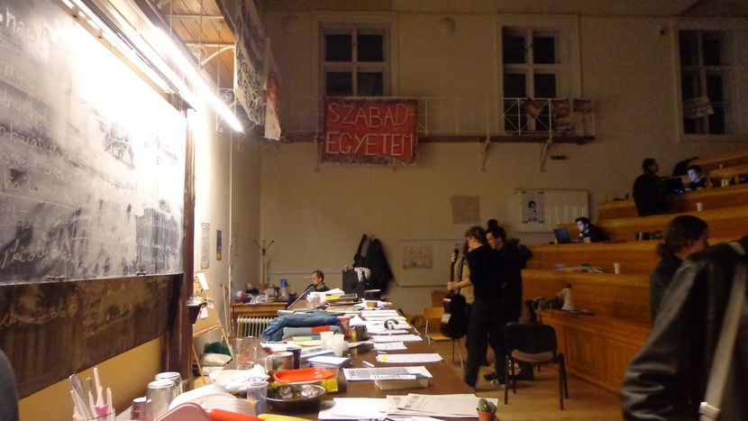 Image for Les étudiants à Budapest : nuit et brouillard