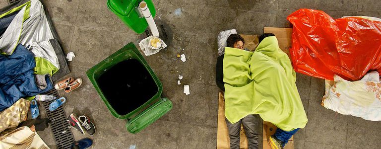 Image for Refugiados e indigentes, en el mismo barco en Budapest
