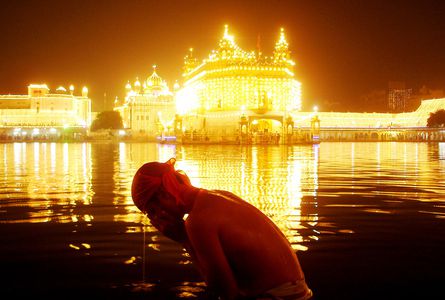 Image for Emigranti, fedeli e nuovi bergamini. I sikh, dal Tempio d'Oro all'Europa