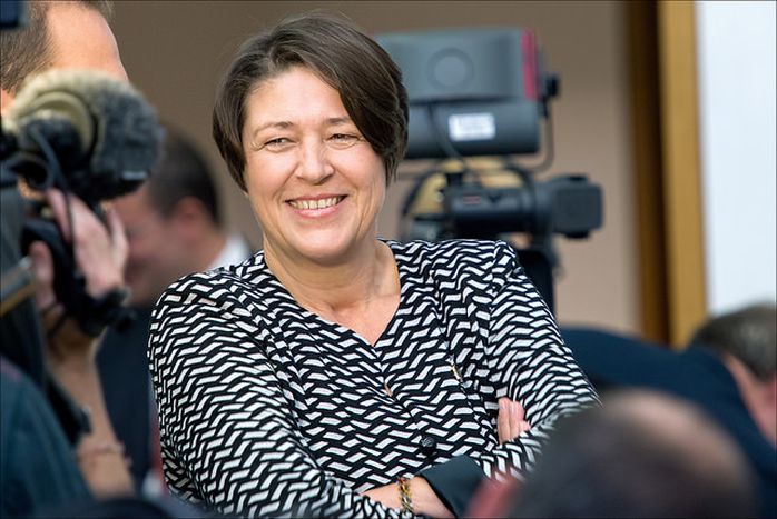 Image for Violeta Bulc : le Parlement séduit par la marcheuse sur le feu