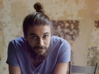 Image for Lo "sfardo" di Alessio Bondì, tra folk e british