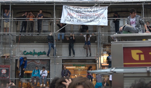 Pendant ce temps, Zapatero, qui s’est déplacé vendredi pour y tenir un discours, a décidé de changé de quartier général.