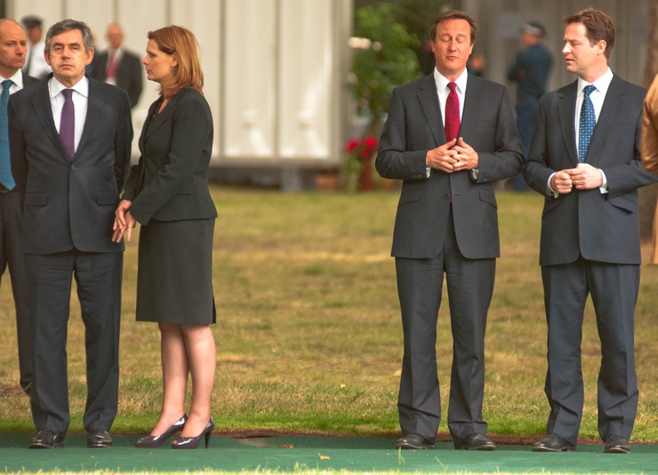 Gli uomini del momento: (da sinistra a destra) Gordon Brown, David Cameron, Nick Clegg Foto scattata nel luglio 2009 all'Hyde Park, durante la commemorazione degli attentati di Londra
