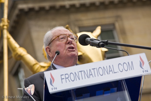 Pendant un discours drevant les militants du FN